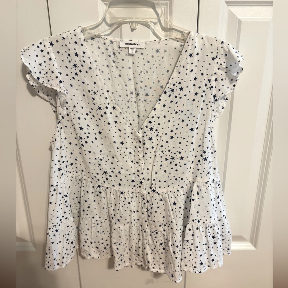 Lightweight tiered star top size small. Navy and white